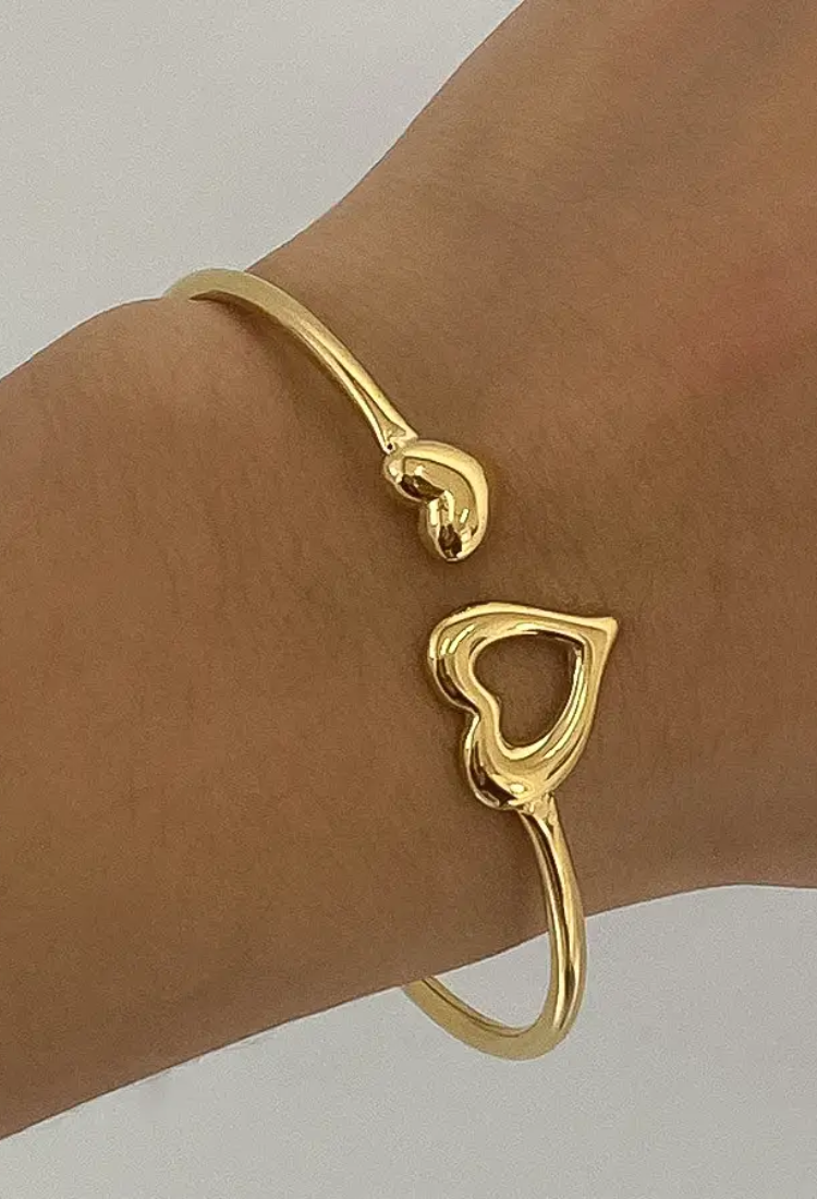 Helen 18K Gold Non-Tarnish Heart Bangle
